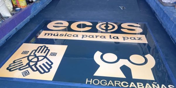 Aplicación de piso epóxico en Hogar Cabañas